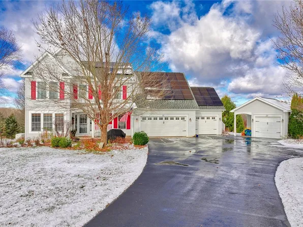 27 Cassandra Cir, Churchville, NY 14428