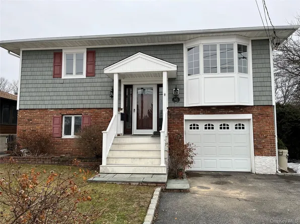 43 Floyd Pl, East Norwich, NY 11732