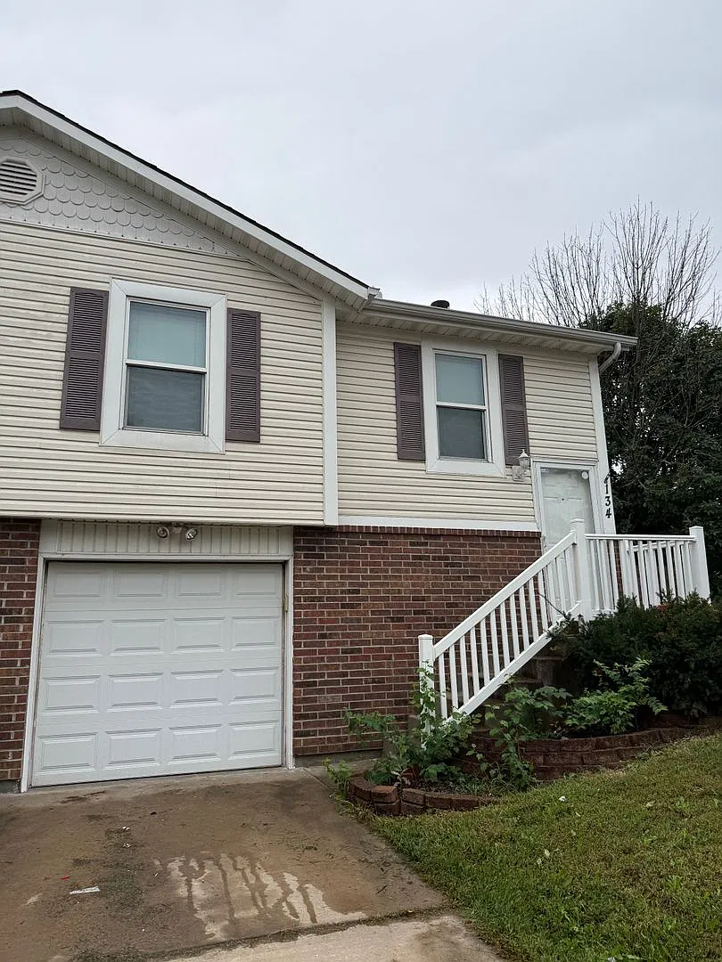 Beautiful 3 Bedroom, 2 Bathroom Olathe Duplex on Corner Lot with Fenced in yard and Vaulted Ceili... — Photo 2