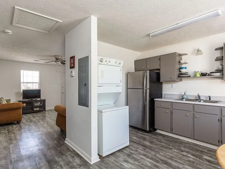 Banks Crossing Apartments — Photo 23