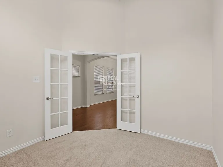 963 Cougar Dr — Photo 9