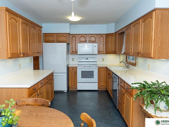 5th image of 710 Mayhew Ave