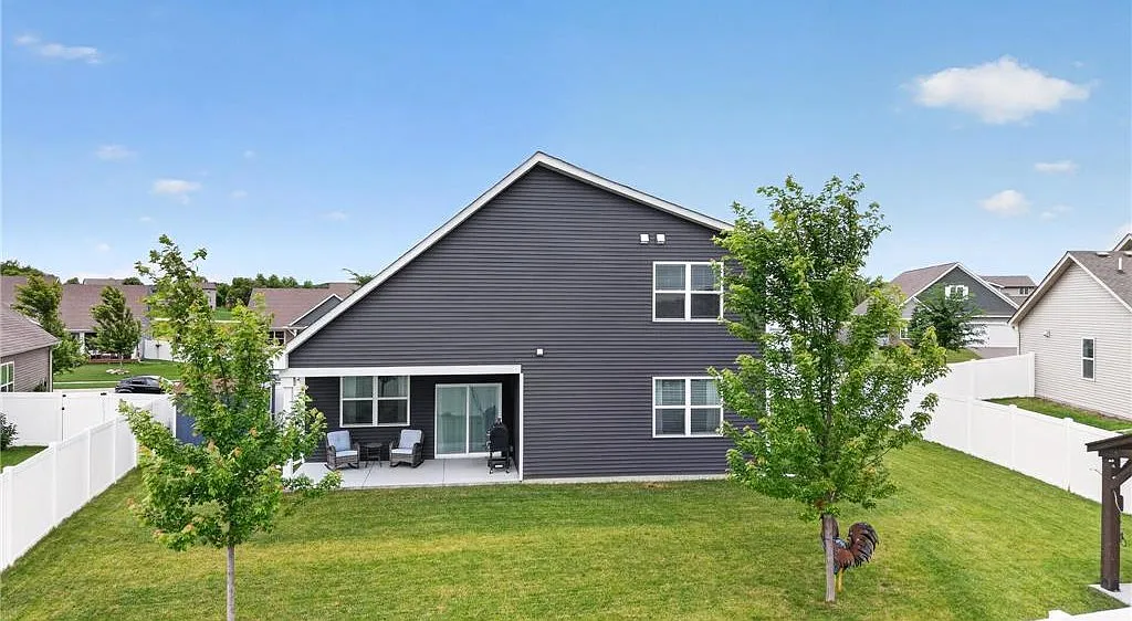 4 bed, 2650 sqft, $2,800 — Photo 2