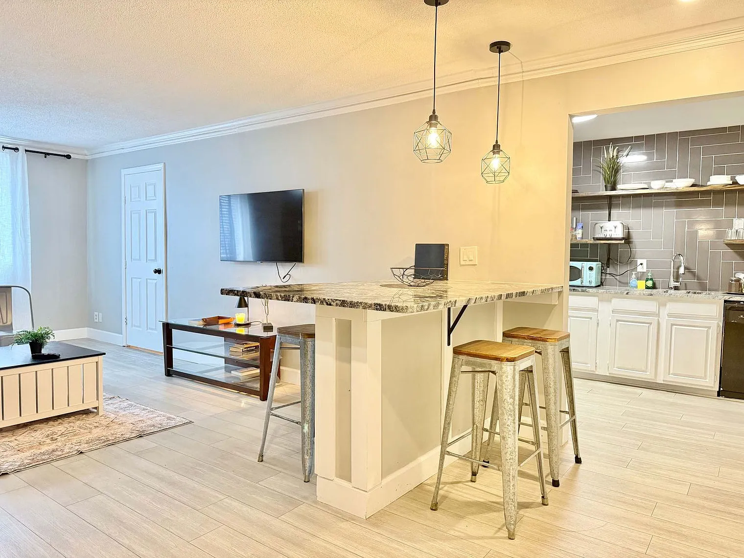 3 bed, 2.0 bath, 990 sqft, $3,422 — Photo 4