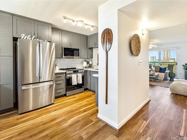 3075 Ala Poha Pl APT 806, Honolulu, HI 96818