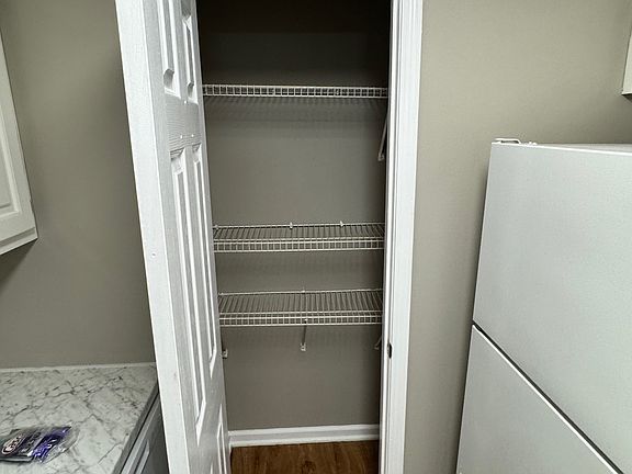 3rd image of 708 W Hawthorne St #1