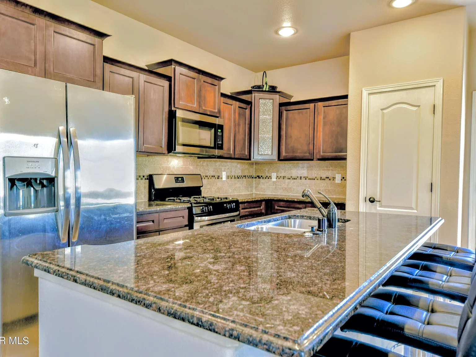 3 bed, 2.5 bath, 2309 sqft, $2,130 — Photo 2