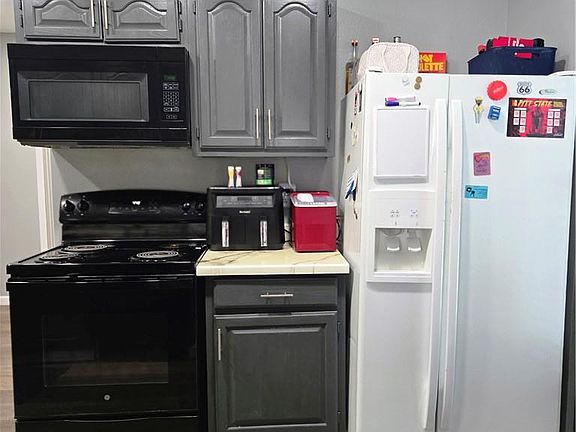 4th image of 422 W 9th St