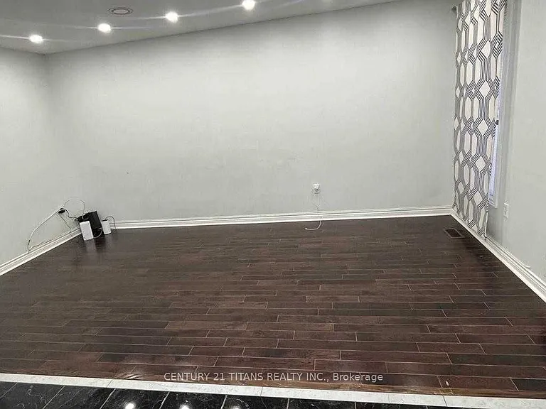 32 Dooley Cres #MAIN FLOOR — Photo 10