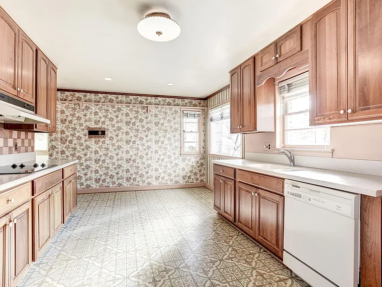 1429 Laburnum St — Photo 8