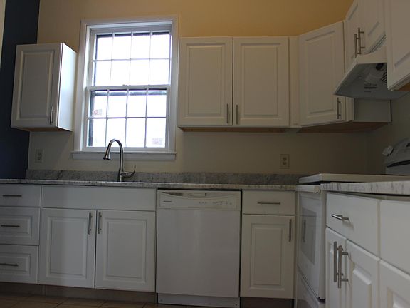 Brandnew kitchen cabinets and brandnew quart counter tops