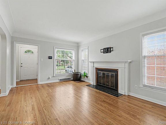 4th image of 2100 Lancaster St