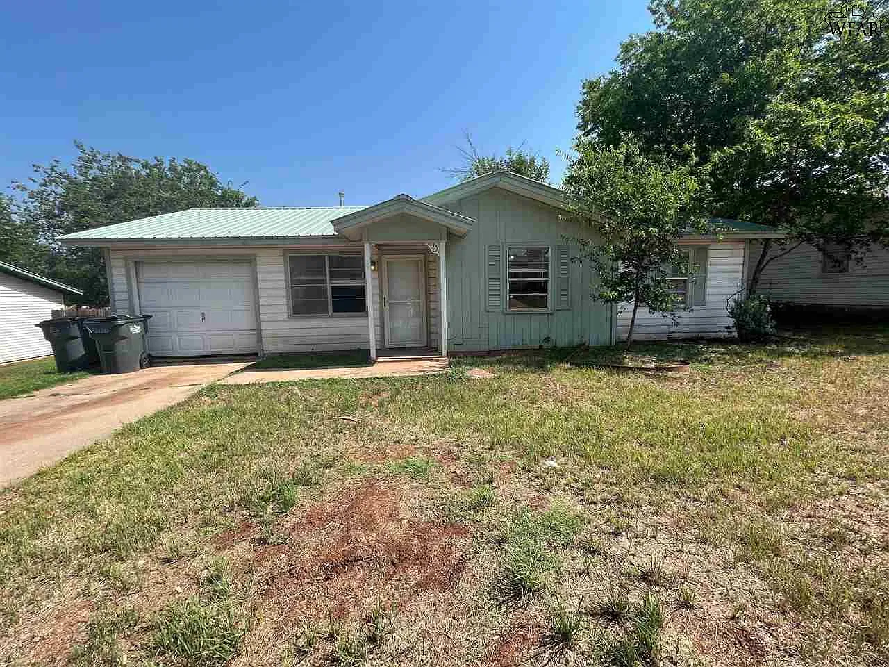 3 bed, 1.0 bath, 934 sqft, $1,095 — Photo 2