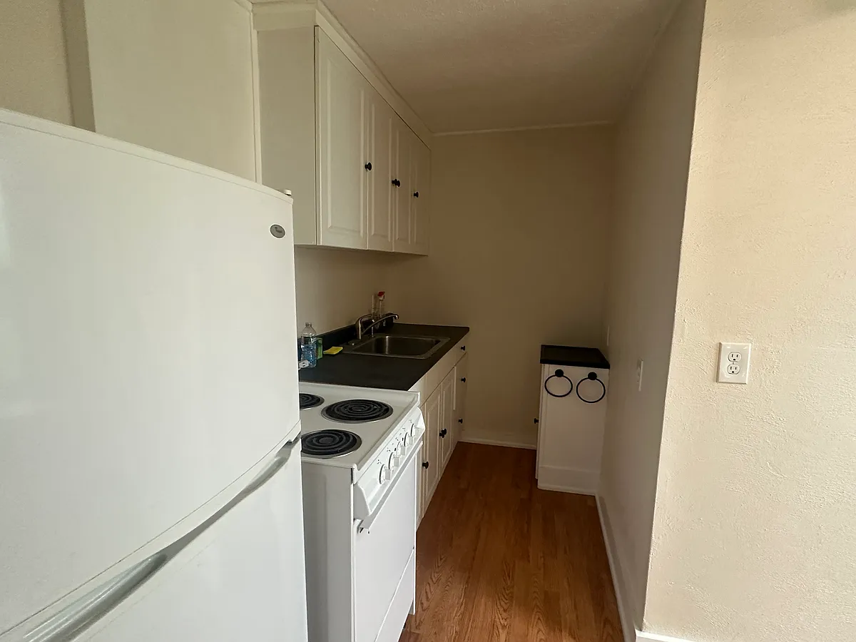 Kitchen - 62 Richmond Ave #3