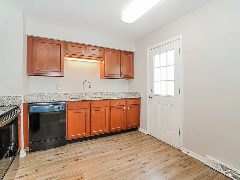 713 Hubbard Rd — Photo 8
