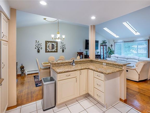 5th image of 13 Stoneham Ln