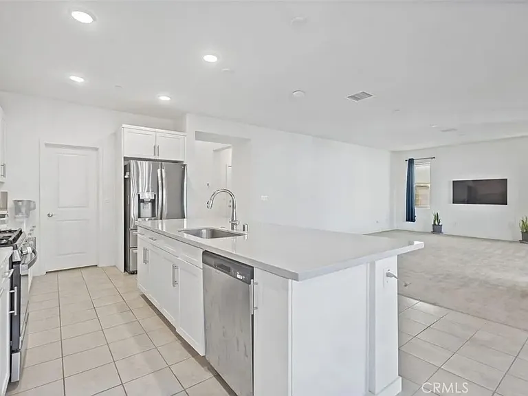 2575 E Embry Ln — Photo 7