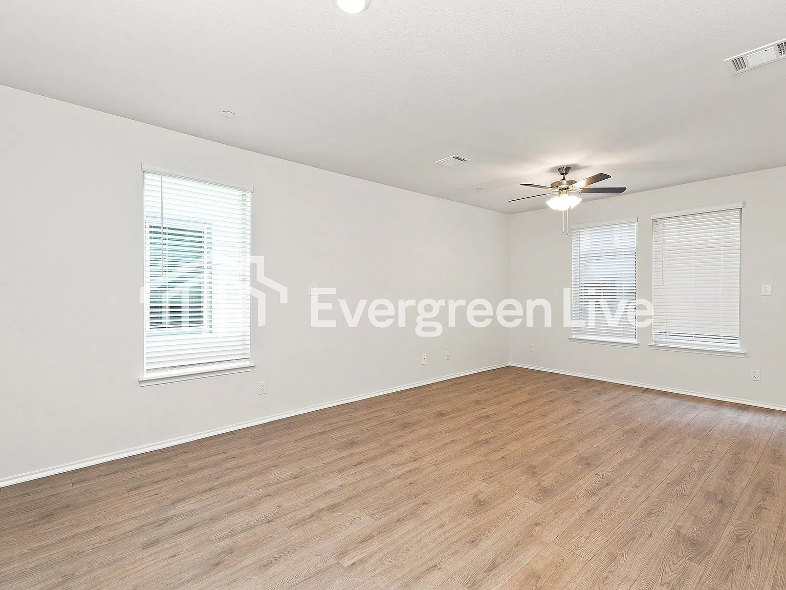 3 bed, 2.5 bath, 1600 sqft, $2,345 — Photo 3