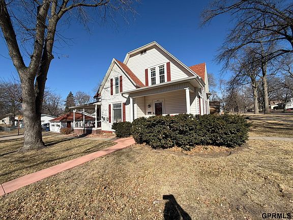 2nd image of 905 E 9th St