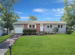 61 Hillside Ave, Patchogue, NY 11772