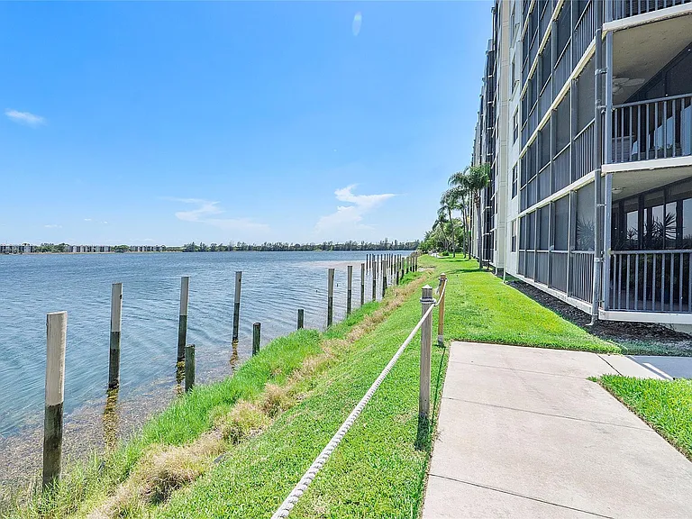 105 Lake Emerald Dr #406 — Photo 22