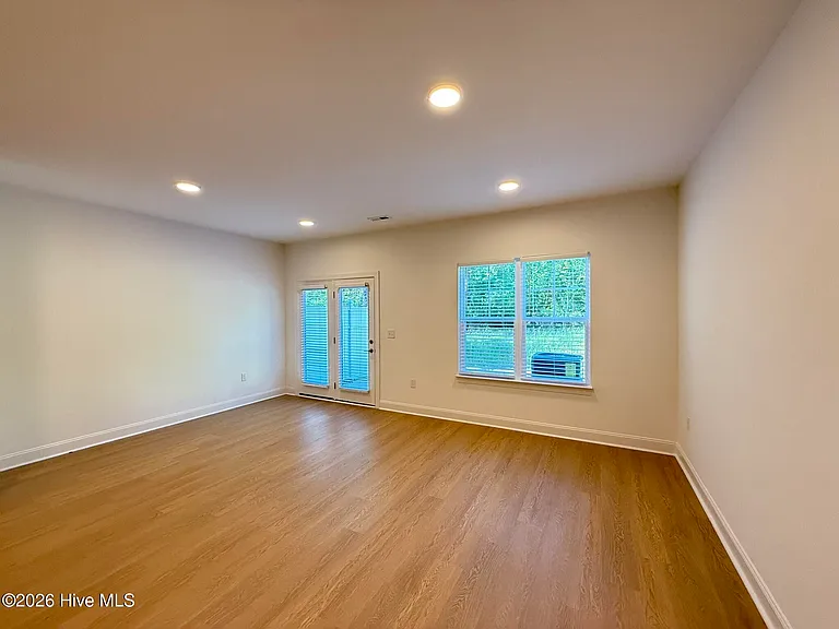 355 James St — Photo 11