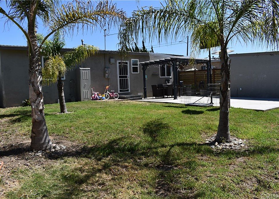 2nd image of 1061 Evergreen Ln