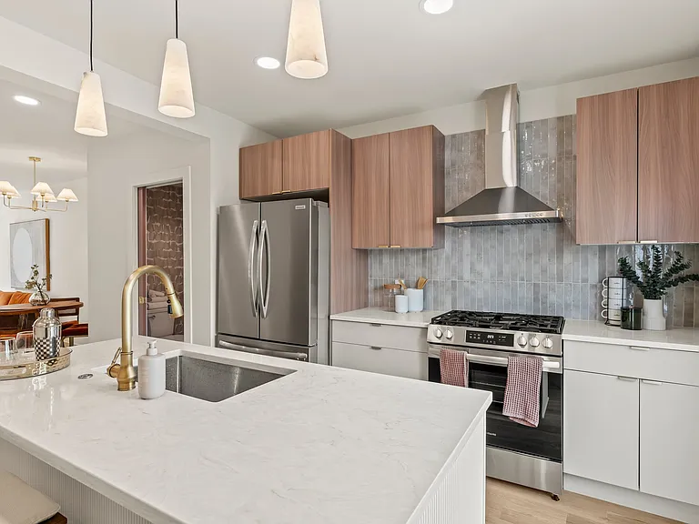 1031 Mercy St — Photo 9