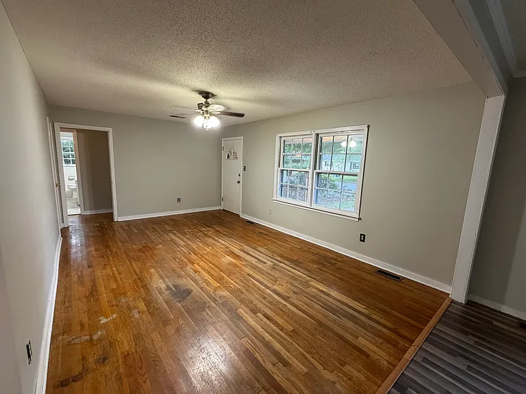 2627 Oakview Dr — Photo 6
