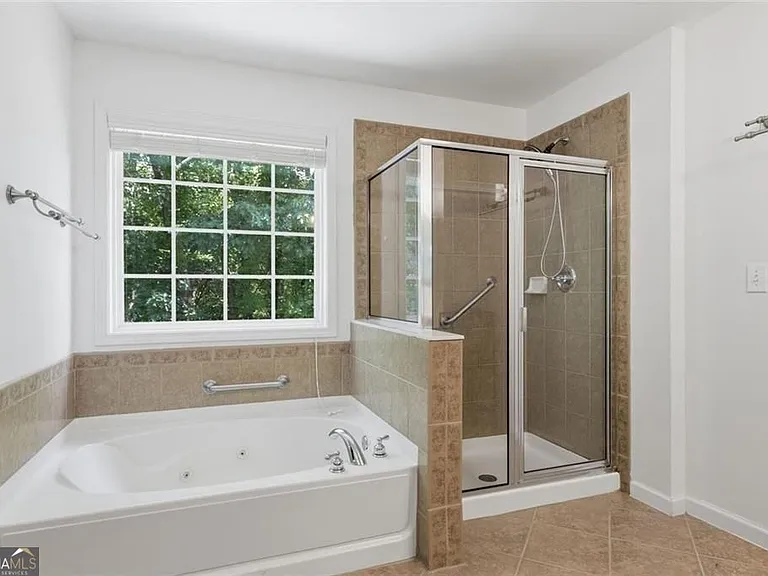 2540 Lansing Ln — Photo 12