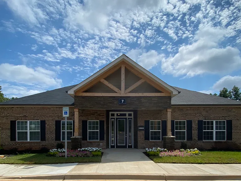 Grand Oaks of Spartanburg — Photo 1