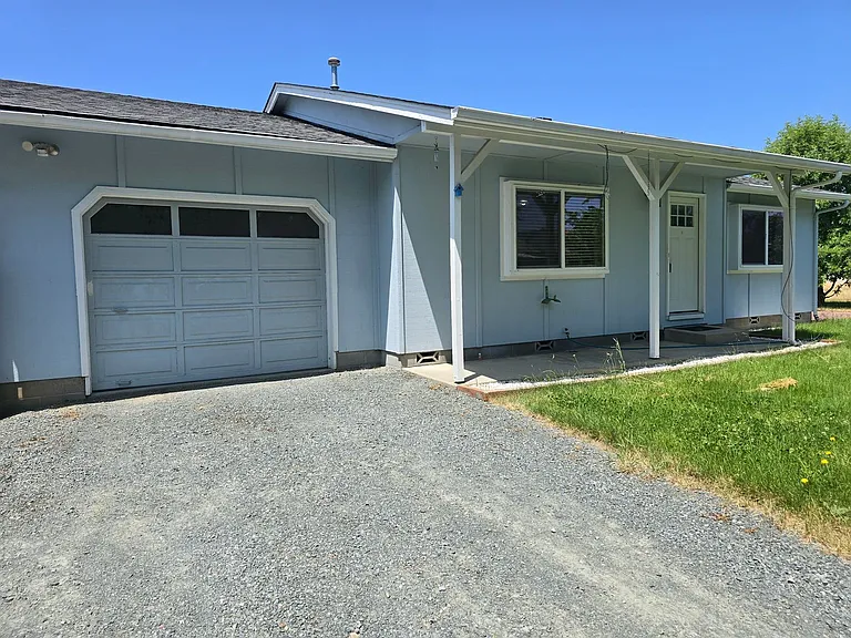 2368 Redwood Ave — Photo 3