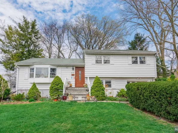 39-29 Pershing St, Fair Lawn, NJ 07410