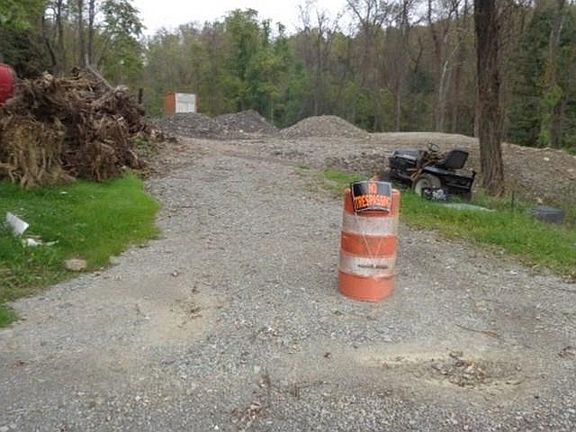 2nd image of 915 Carol Dr