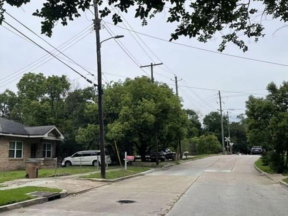 Exterior Neighborhood (street photo)