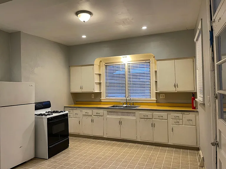 219 Clifton Ave — Photo 8