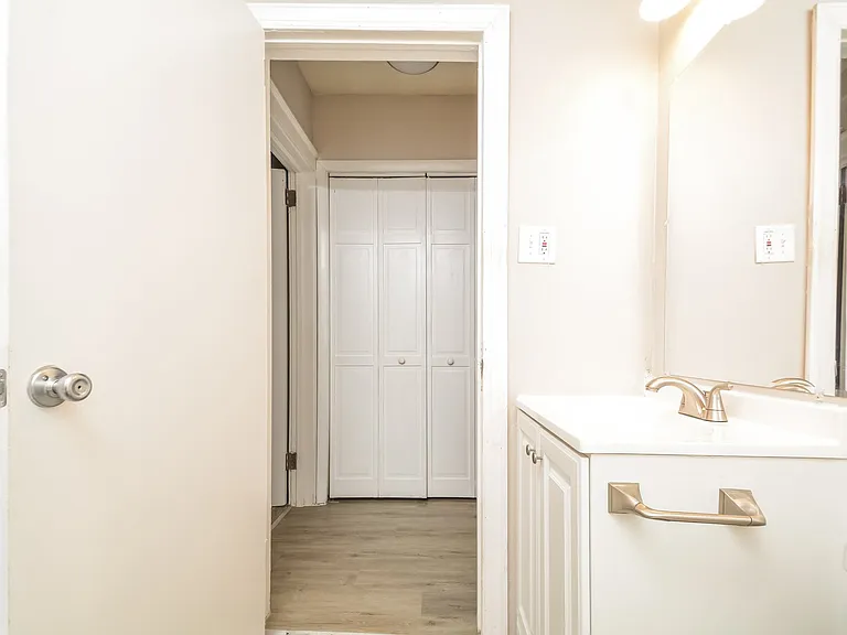 1041945_023_main_bathroom_13155856.jpg
