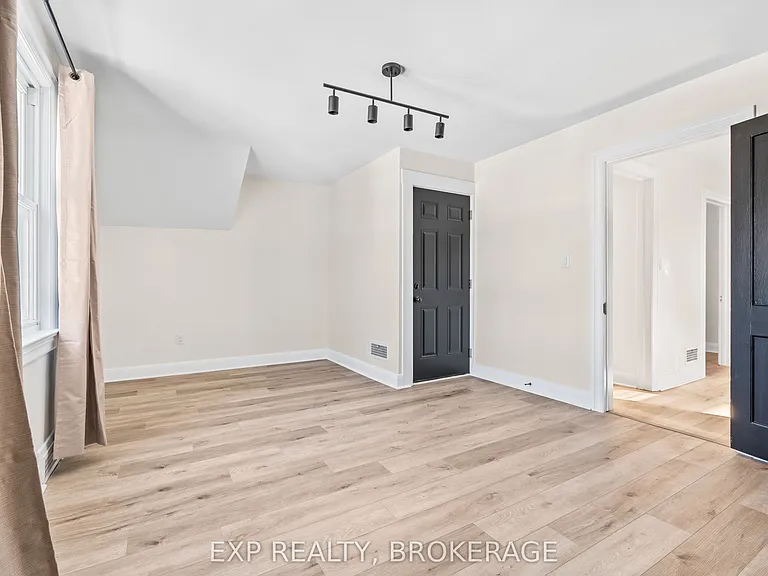 493 College St — Photo 8