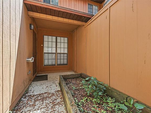 4th image of 823 SW 58TH TERRACE