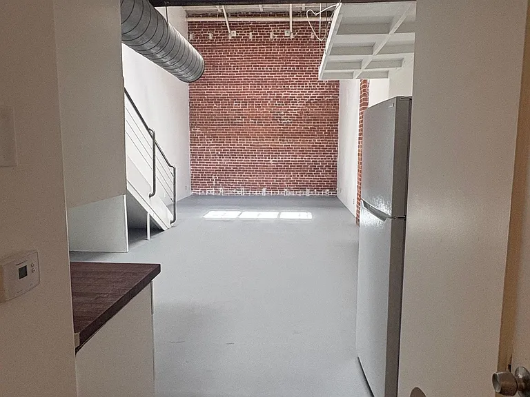 Daisy Studios/Lofts — Photo 25