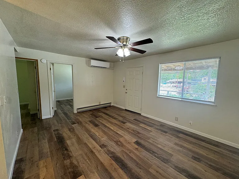 1043 W Nevada Ct — Photo 3