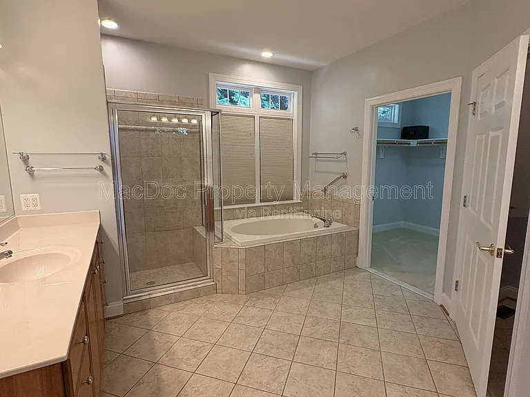 10802 Cedar Creek Dr — Photo 17