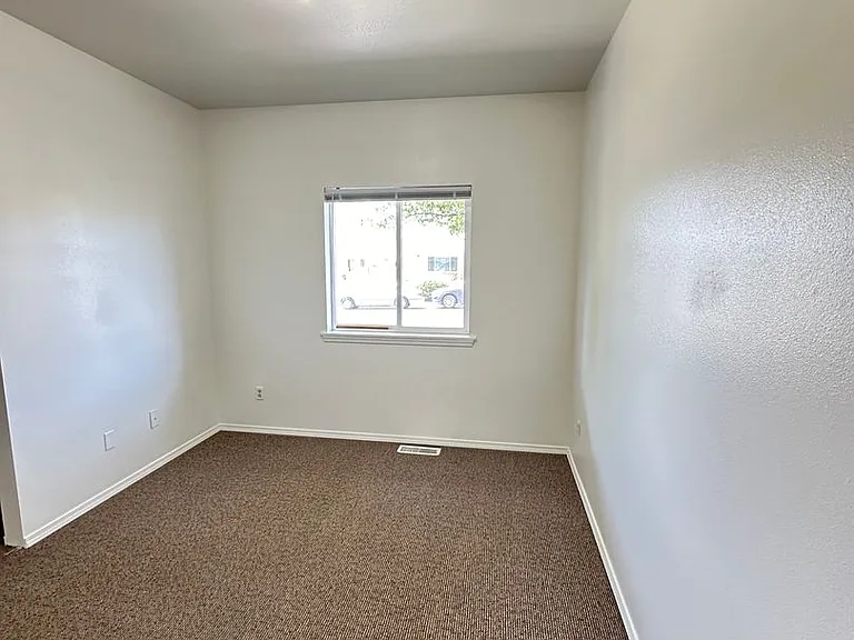 The Oaks Apartments — Photo 24