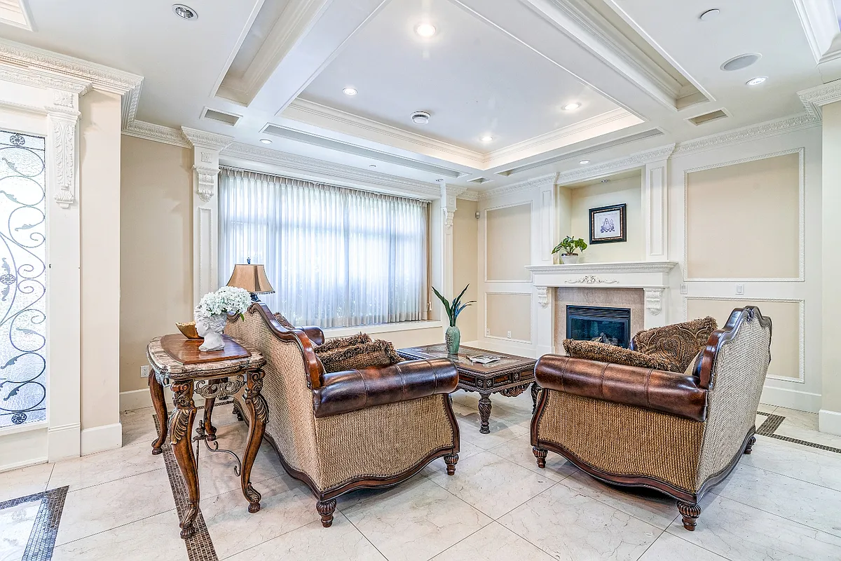 4 bed, 2.5 bath, 3100 sqft, $6,300 — Photo 2