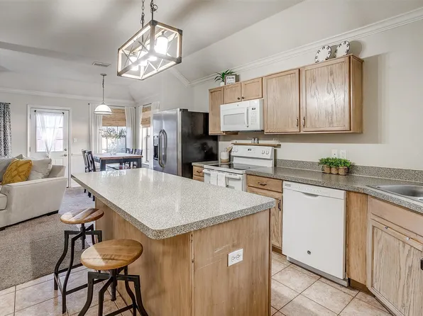 635 Stribling Cir, Azle, TX 76020