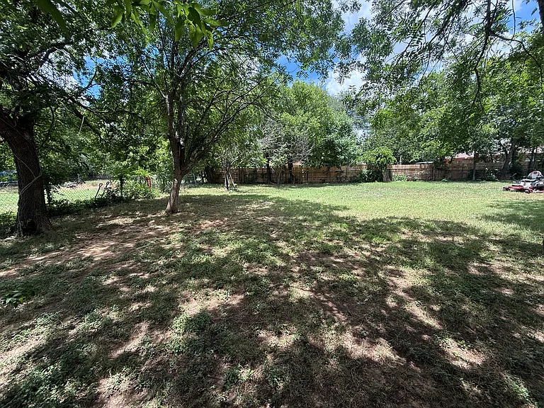 1750 N Graham St — Photo 16