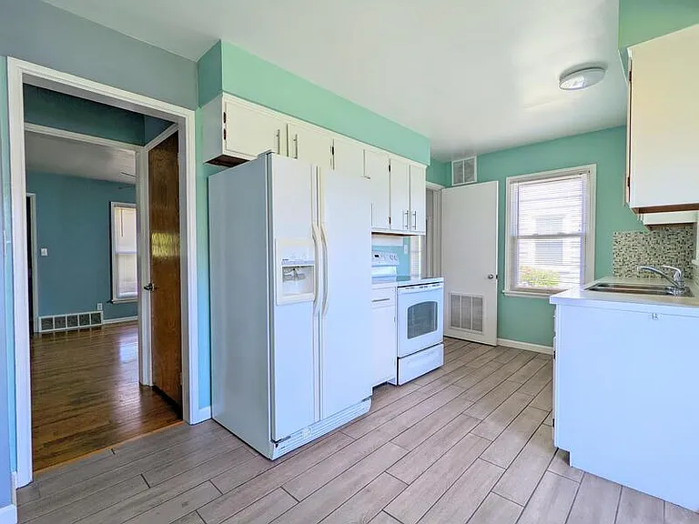 3113 Silverdale Ave — Photo 4