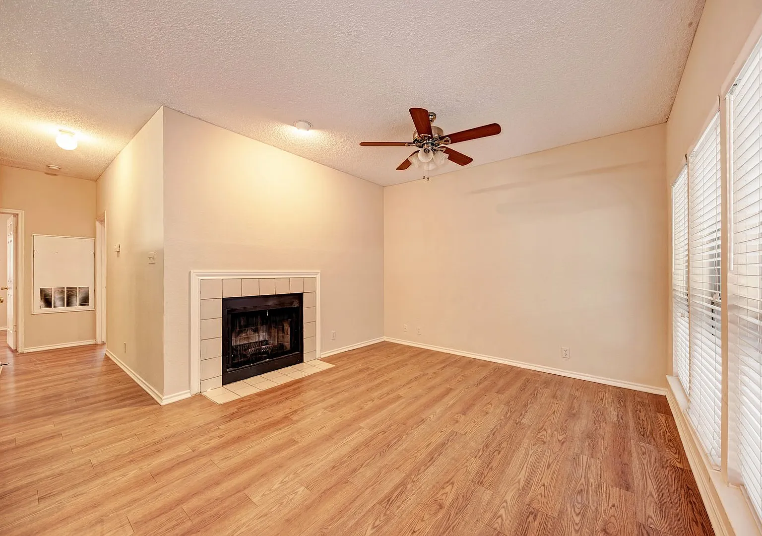 Prelease 8/15/2027 2 Bed 2 Bath — Photo 4