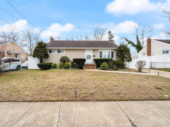 31 Benjoe Drive, Amityville, NY 11701