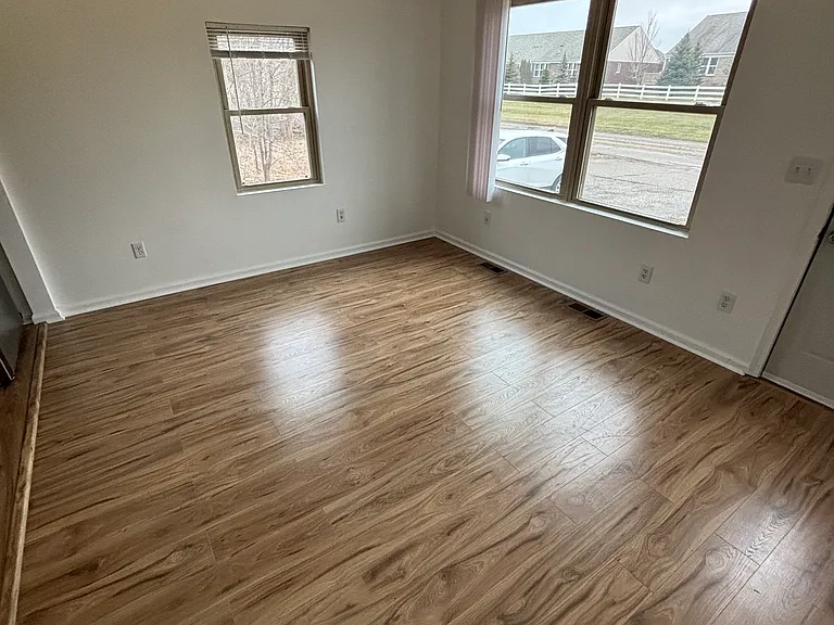 160 W Scripps Rd — Photo 3